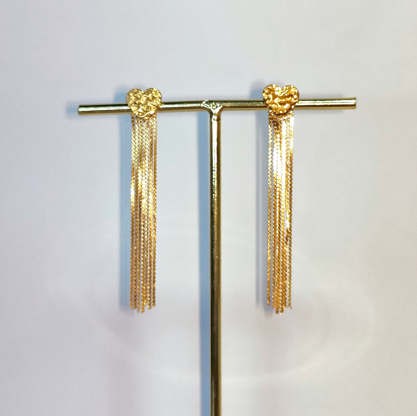 Orecchini "Heart Waterfall" in acciaio inox con design a cuore martellato con cascata di catenine sottili