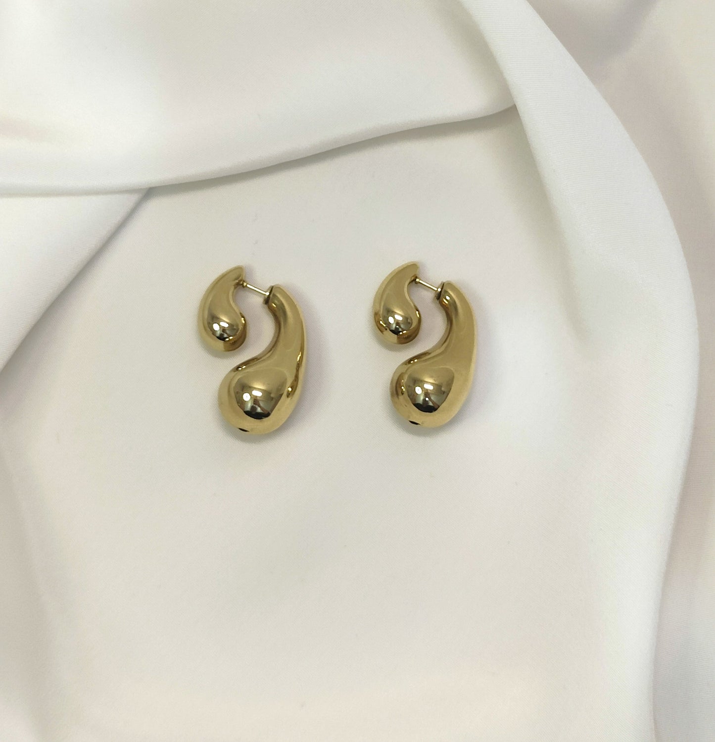 Orecchini scultorei a goccia con finitura lucida a specchio