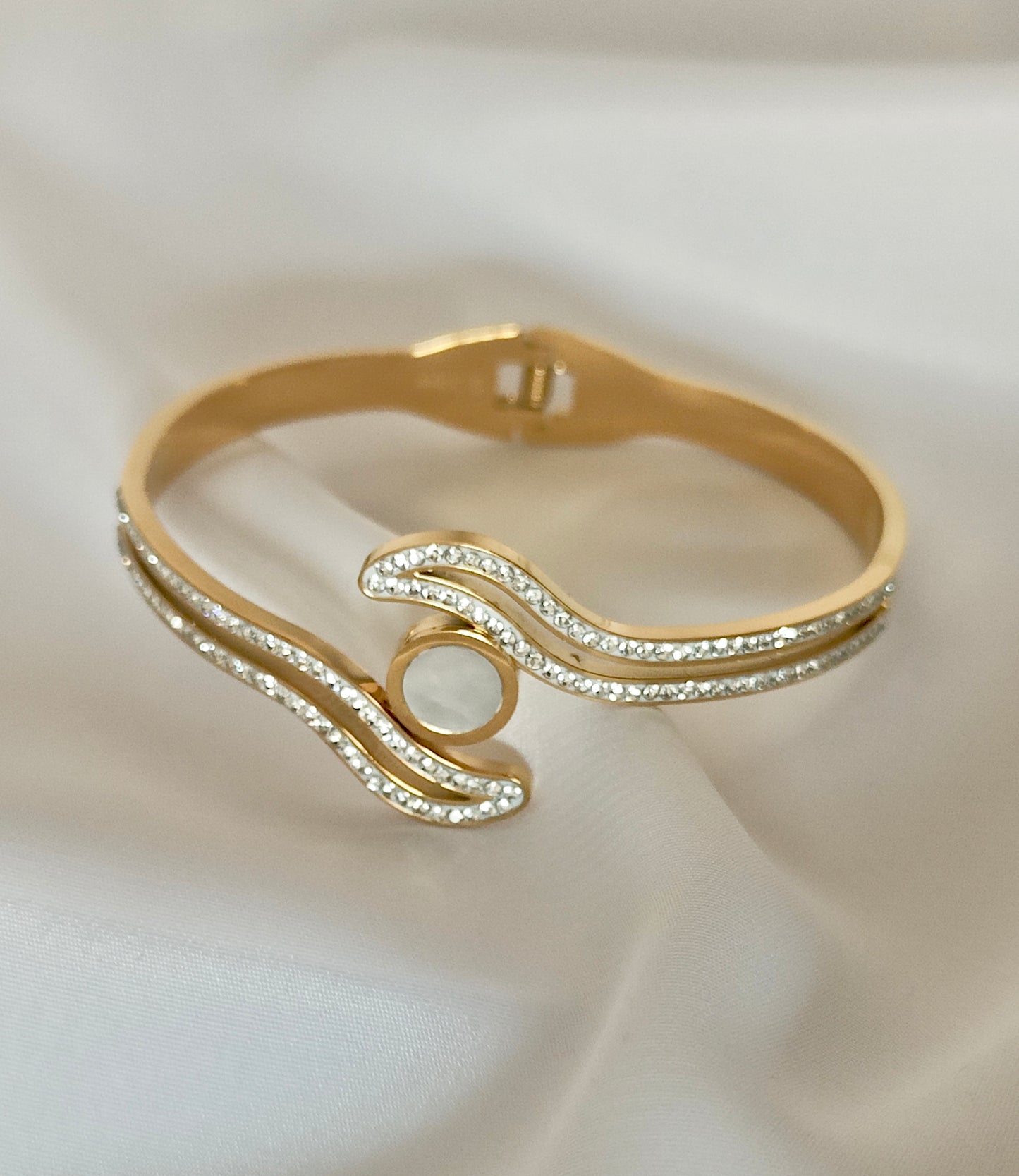 Bracciale bangle con motivo ondulato e strass