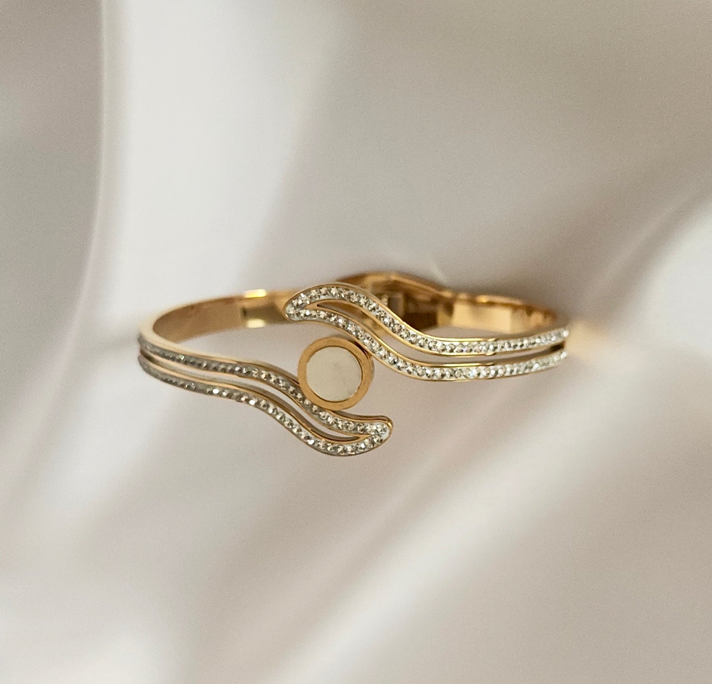 Bracciale bangle con motivo ondulato e strass