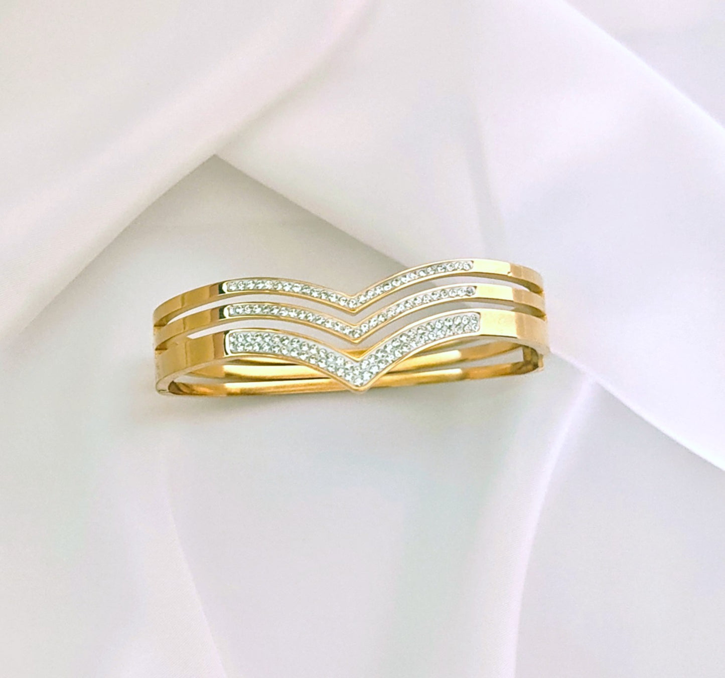 Bracciale "Trilogy chevron "in  acciaio inossidabile  color oro e pavé.
