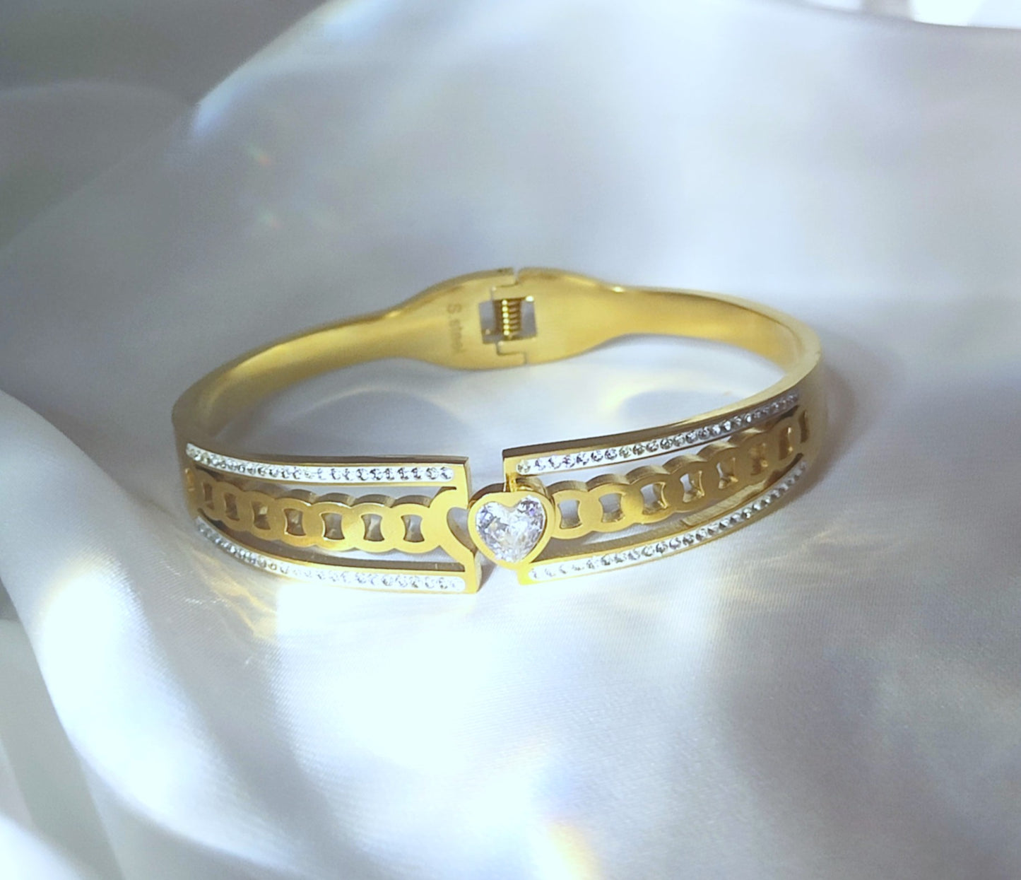 bracciale bangle con strass e cuore centrale in acciaio  inossidabile