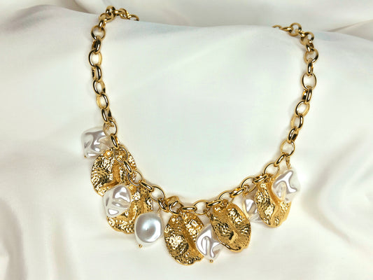 Collana girocollo con ciondoli e perle barocche