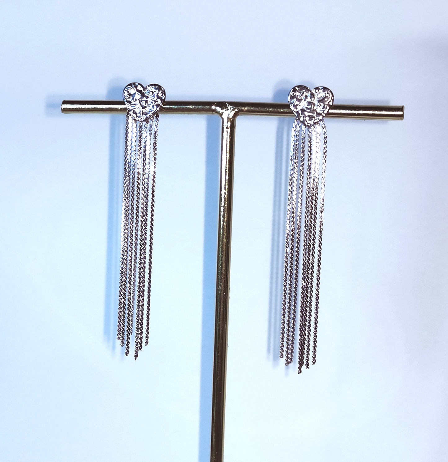 Orecchini "Heart Waterfall" in acciaio inox con design a cuore martellato con cascata di catenine sottili