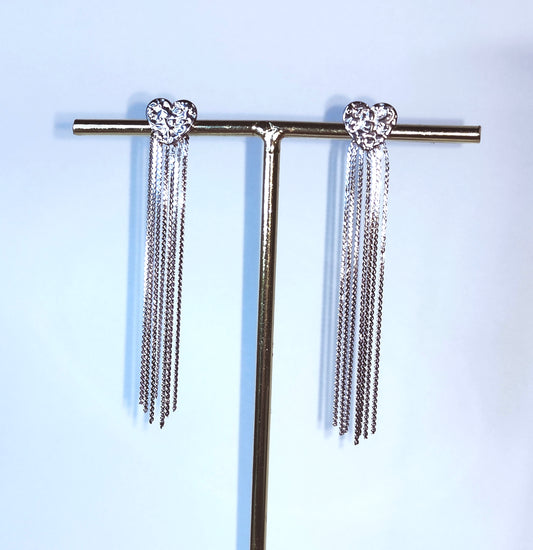 Orecchini "Heart Waterfall" in acciaio inox con design a cuore martellato con cascata di catenine sottili