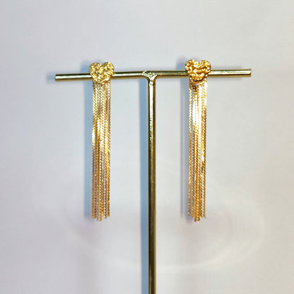 Orecchini "Heart Waterfall" in acciaio inox con design a cuore martellato con cascata di catenine sottili