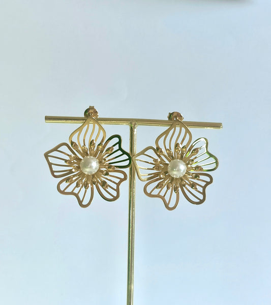 Orecchini floreali con perla bianca centrale