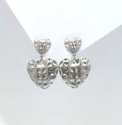 Orecchini pendenti a cuori martellati in acciaio inossidabile color oro/argento