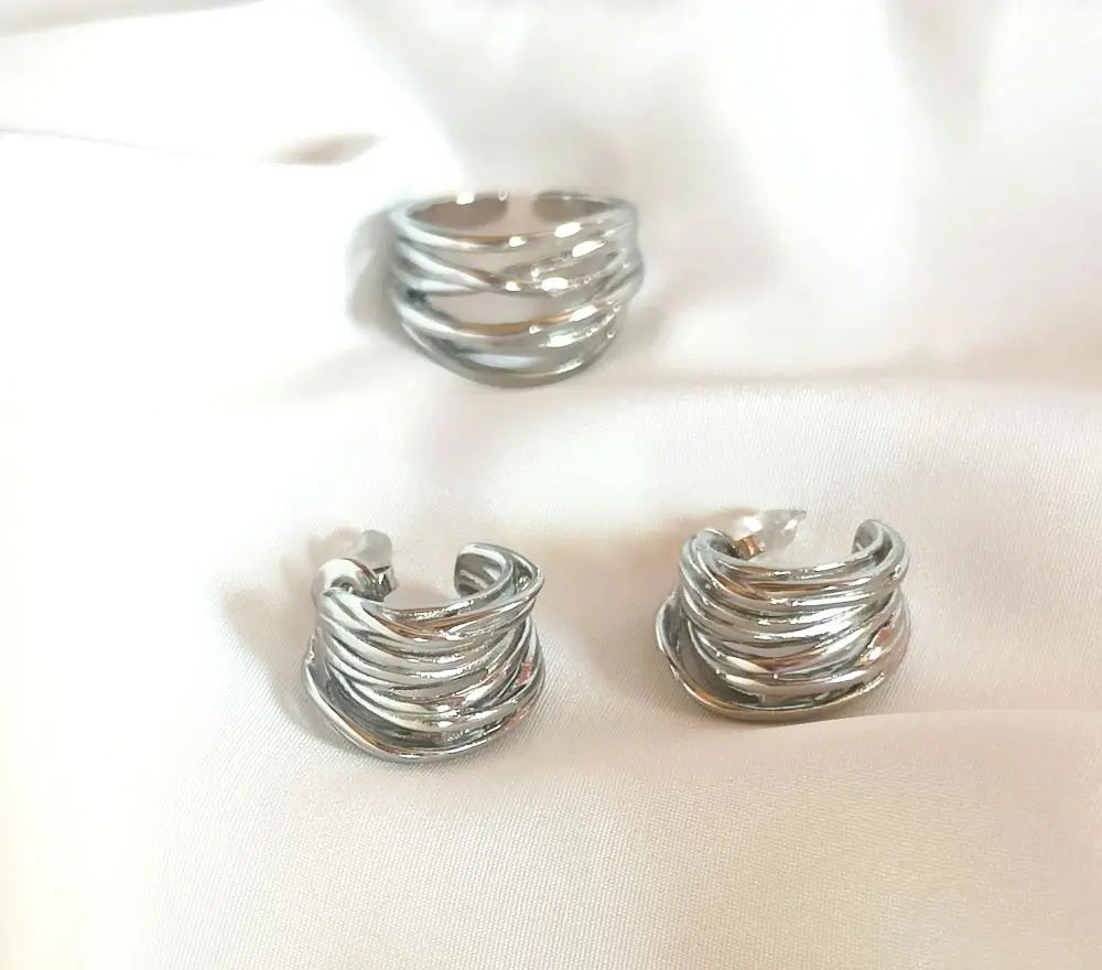 Anello e orecchini abbinati in acciaio inossidabile
