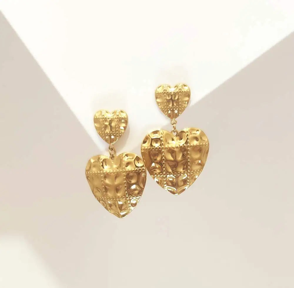 Orecchini pendenti a cuori martellati in acciaio inossidabile color oro/argento