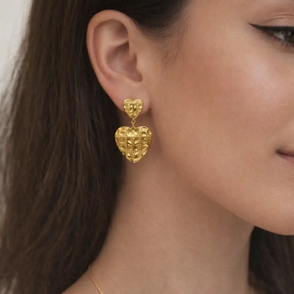 Orecchini pendenti a cuori martellati in acciaio inossidabile color oro/argento