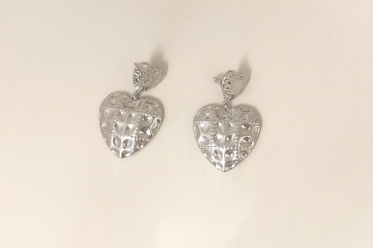 Orecchini pendenti a cuori martellati in acciaio inossidabile color oro/argento